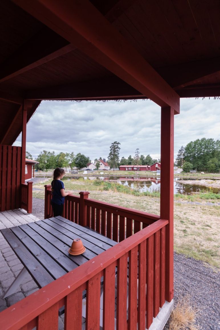 Skandinavien Roadtrip: 3 coole Familienspots in Smaland, Schweden - Kosta Lodge - Ferienanlage mit 2 Pool, Angel-See, Sauna sowie gemütlichem Restaurant & Bar im Glasreich Smaland.