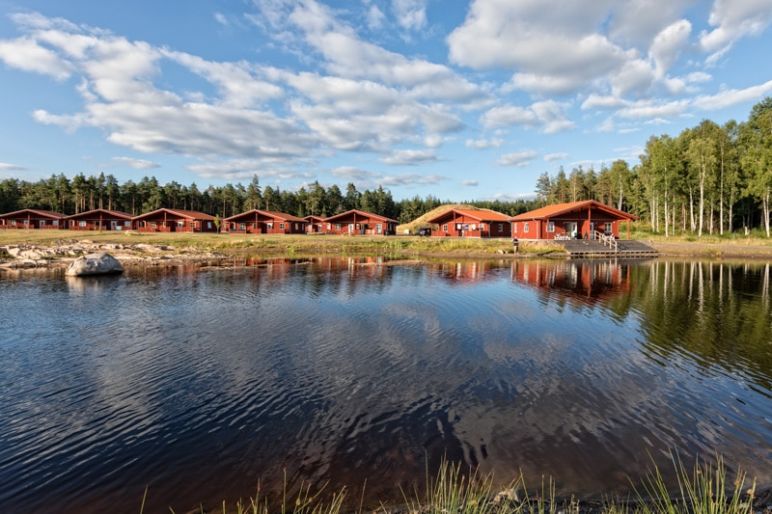 Skandinavien Roadtrip: 3 coole Familienspots in Smaland, Schweden - Kosta Lodge - Ferienanlage mit 2 Pool, Angel-See, Sauna sowie gemütlichem Restaurant & Bar im Glasreich Smaland.