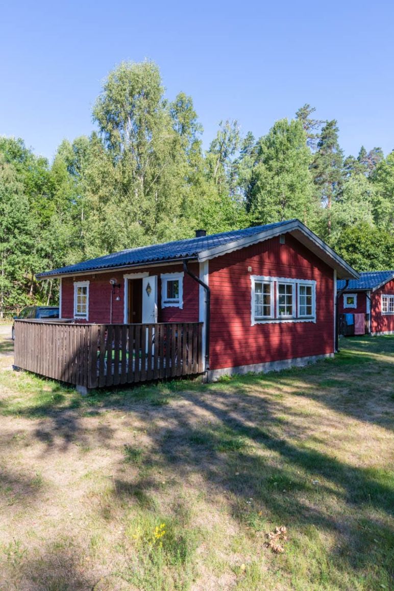 Skandinavien Roadtrip: 3 coole Familienspots in Smaland, Schweden - Ferienanlage Kyrkekvarn - Perfekt für Reiterferien und Kanutouren.