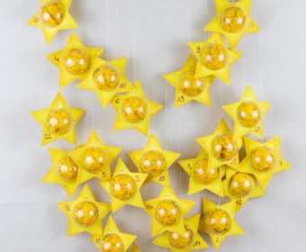 DIY Adventskalender - Sterne aus Acrylkugeln basteln: diesen Adventskalender zum selber machen kannst du ganz individuell befüllen und die Acrylkugeln sind immer wieder verwendbar. In der Anleitung zeige ich dir Schritt für Schritt wie du diesen hübschen DIY Adventskalender selber basteln kannst. Ein toller Adventskalender für Kinder!