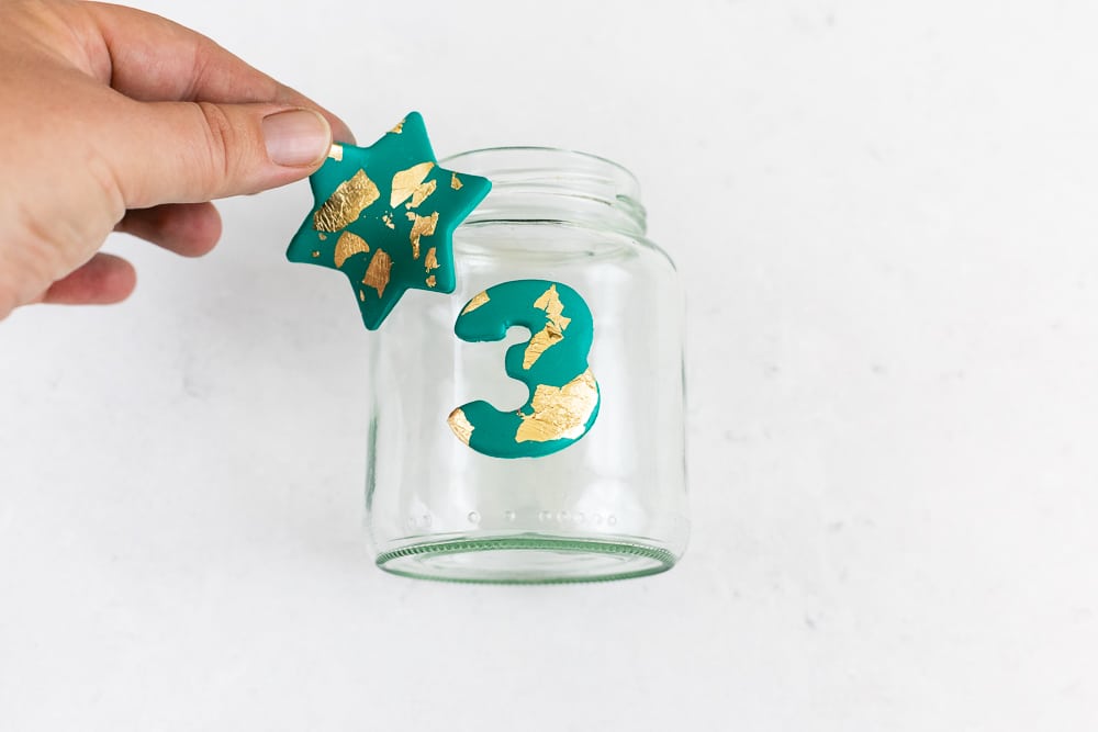 DIY Adventskranz aus Fimo und Altglas selber machen - ein kreatives Upcycling Projekt und eine tolle Weihnachtsdeko zum Basteln mit Kindern: die Schritt für Schritt Anleitung findest du auf dem MrsBerry.de Blog