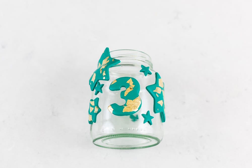 DIY Adventskranz aus Fimo und Altglas selber machen - ein kreatives Upcycling Projekt und eine tolle Weihnachtsdeko zum Basteln mit Kindern: die Schritt für Schritt Anleitung findest du auf dem MrsBerry.de Blog