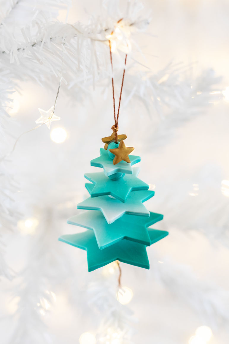 Kreativen DIY Baumschmuck selber machen: Dieses Tannenbaum Ornament aus Fimo Sternen mit wunderschönem Farbverlauf ist ein einzigartiger Christbaumschmuck. Das DIY Projekt eignet sich perfekt zum Weihnachtsdeko Basteln mit Kindern: die Schritt für Schritt Anleitung findest du auf dem MrsBerry.de Blog