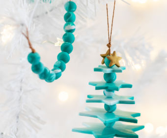 Kreativen DIY Baumschmuck selber machen: Dieses Tannenbaum Ornament aus Fimo Sternen mit wunderschönem Farbverlauf ist ein einzigartiger Christbaumschmuck. Das DIY Projekt eignet sich perfekt zum Weihnachtsdeko Basteln mit Kindern: die Schritt für Schritt Anleitung findest du auf dem MrsBerry.de Blog