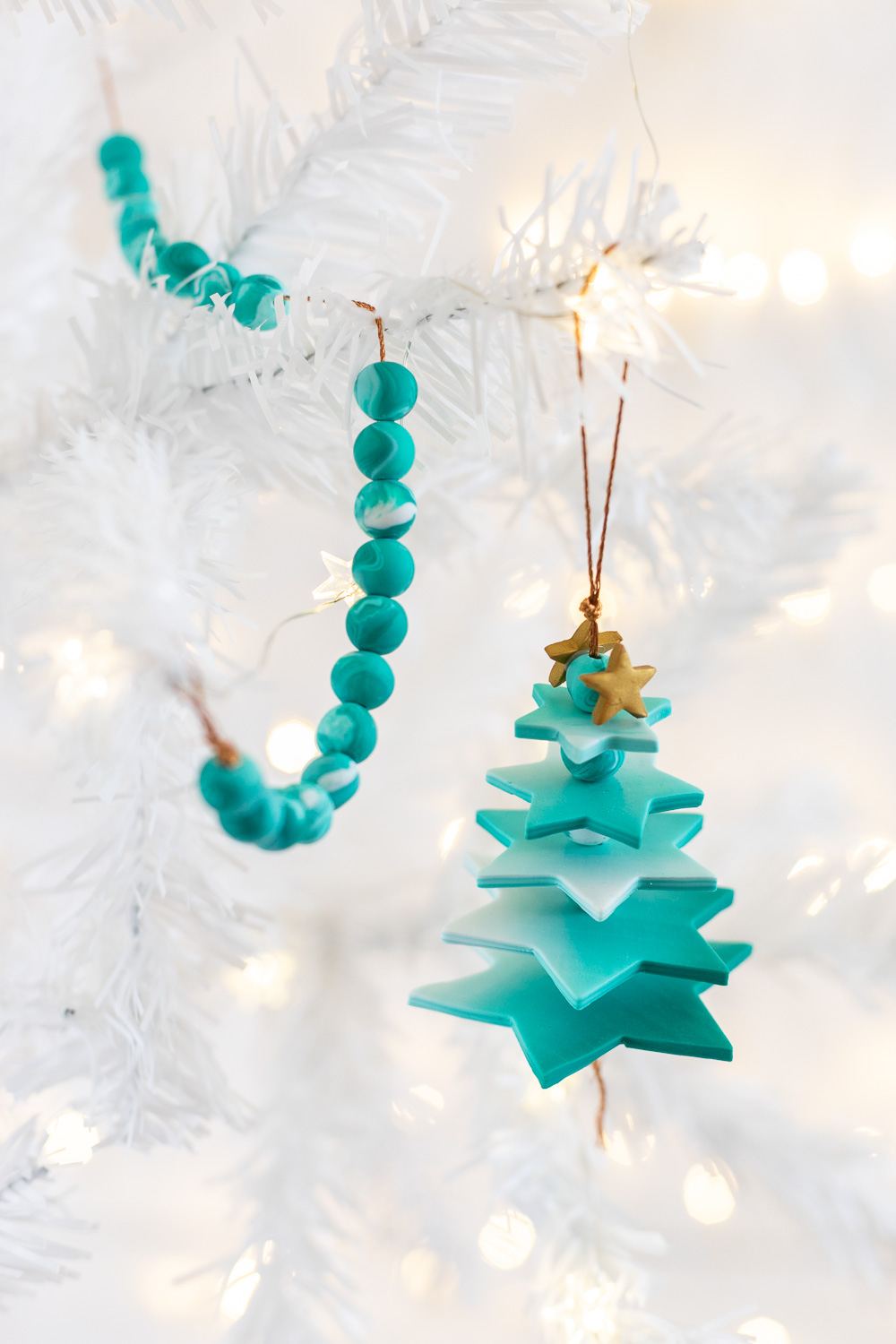 Kreativen DIY Baumschmuck selber machen: Dieses Tannenbaum Ornament aus Fimo Sternen mit wunderschönem Farbverlauf ist ein einzigartiger Christbaumschmuck. Das DIY Projekt eignet sich perfekt zum Weihnachtsdeko Basteln mit Kindern: die Schritt für Schritt Anleitung findest du auf dem MrsBerry.de Blog