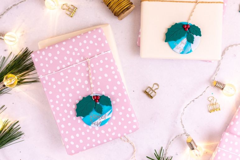 Kreative DIY Geschenkanhänger aus Fimo - eine tolle Idee zum Weihnachtsdeko selbermachen und zum Basteln mit Kindern an Weihnachten: die Schritt für Schritt Anleitung findest du auf dem MrsBerry.de Blog