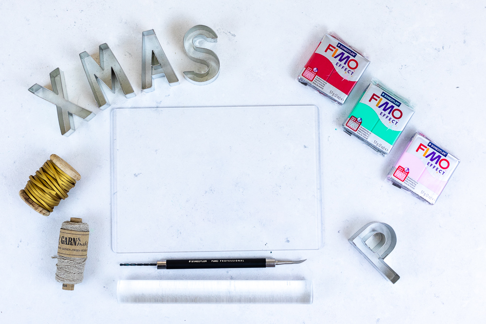 Geschenke verpacken - Weihnachtsgeschenke beschriften mit Fimo. Diese tolle DIY Geschenkidee verwendet deine Geschenke im Handumdrehen in wunderschöne Unikate. Dieses DIY eignet sich perfekt zum Basteln mit Kindern an Weihnachten: die Schritt für Schritt Anleitung findest du auf dem MrsBerry.de Blog