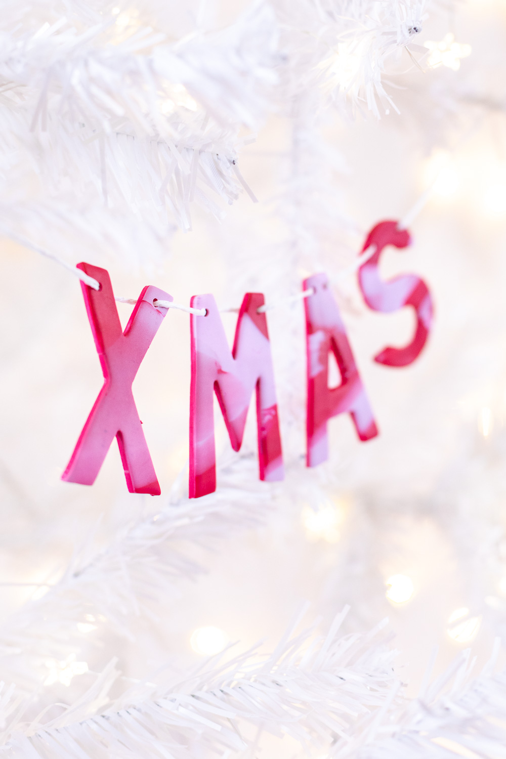 Geschenke verpacken - Weihnachtsgeschenke beschriften mit Fimo. Diese tolle DIY Geschenkidee verwendet deine Geschenke im Handumdrehen in wunderschöne Unikate. Dieses DIY eignet sich perfekt zum Basteln mit Kindern an Weihnachten: die Schritt für Schritt Anleitung findest du auf dem MrsBerry.de Blog | Ausserdem kannst du die tollen Schriftbänder auch an den Tannenbaum hängen.