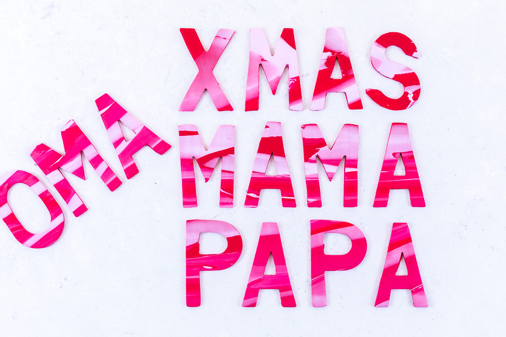 Geschenke verpacken - Weihnachtsgeschenke beschriften mit Fimo. Diese tolle DIY Geschenkidee verwendet deine Geschenke im Handumdrehen in wunderschöne Unikate. Dieses DIY eignet sich perfekt zum Basteln mit Kindern an Weihnachten: die Schritt für Schritt Anleitung findest du auf dem MrsBerry.de Blog