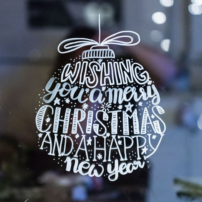 Lettering Weihnachtskugeln als Fensterbilder Vorlage zum kostenlosen Download - Wishing You A Merry Christmas And Happy New Year Lettering