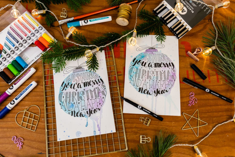 Anleitung für Lettering Weihnachtskugel Watercolor - Mit der kostenlosen Vorlage zum Download kannst du die Lettering Weihnachtskugel ganz einfach selbst nachzeichen. Ich zeige dir, wie du die Lettering Kugel mit Faux Calligraphy erstellen kannst und mit Brush Pens einen Watercolor Look versehen kannst - inkl. Video.