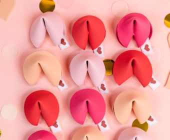 Anleitung zum DIY Glückskekse basteln - Mit der kostenlosen Vorlage und Video Anleitung kannst du Glückskekse selber machen. Ich zeige dir Schritt für Schritt wie du die Glückskekse als Geschenkidee zu Valentinstag, Muttertag oder Geburtstag herstellen kannst. Inklusive kostenlosem Printable mit liebevollen Sprüchen zum Valentinstag.