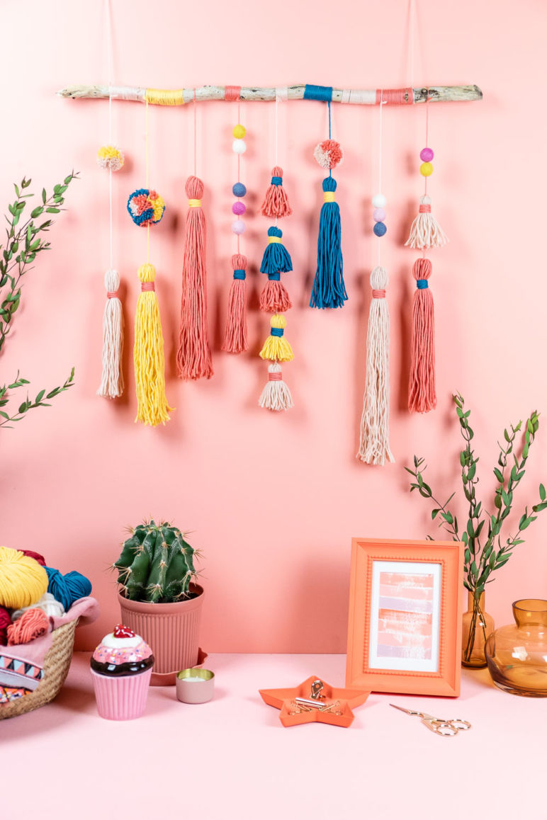 DIY Wall Hanging - Wandschmuck mit Tasseln und Pompoms basteln - mit Schritt für Schritt Anleitung im MrsBerry.de Blog wie du deinen Wandbehang selber machen kannst.
