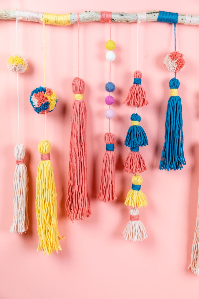 DIY Wall Hanging - Wandschmuck mit Tasseln und Pompoms basteln - mit Schritt für Schritt Anleitung im MrsBerry.de Blog wie du deinen Wandbehang selber machen kannst.