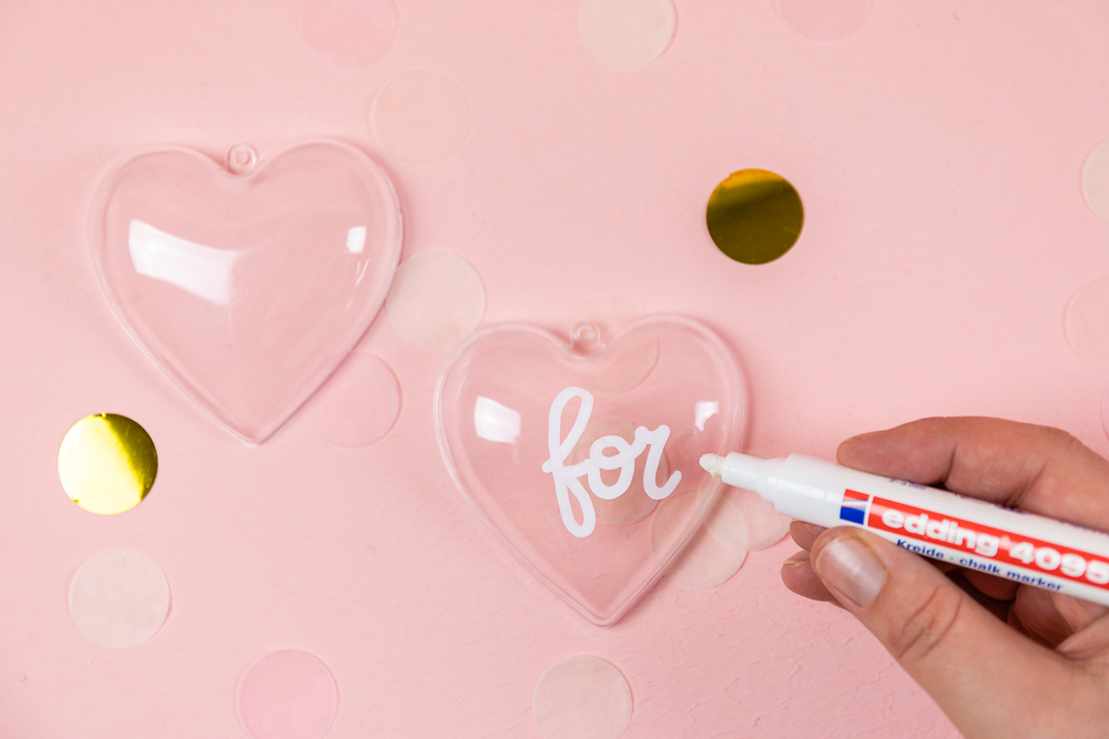 Valentinstag DIY - zuckersüße Acrylherzen mit Lettering Botschaft - Ich zeige dir wie du diese DIY ruck zuck umsetzen kannst. Manchmal brauch es keine großen Worte und Gesten, um Zuneigung und Liebe auszudrücken.