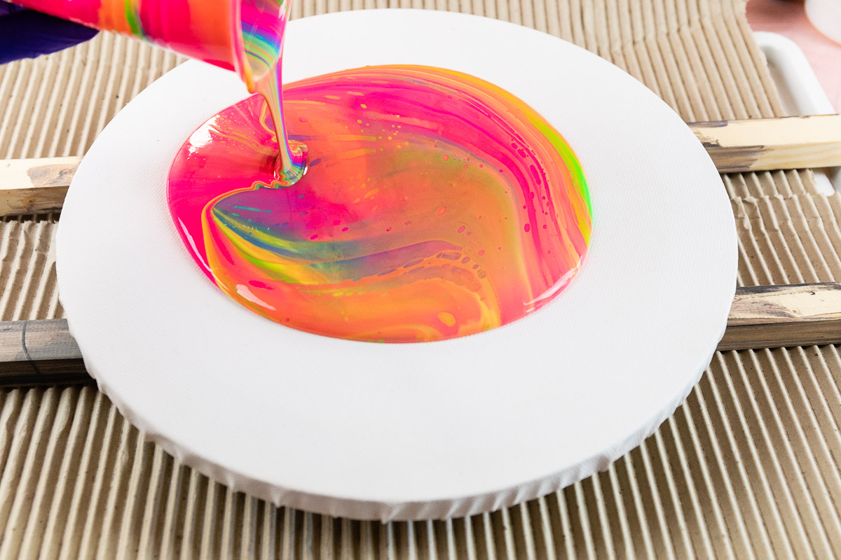 Acrylfarbe giessen - auch Acrylic Pouring genannt - ist der neue DIY Trend. Mit der neuen Fliesstechnik kannst du Acrylfarbe auf die Leinwand giessen statt malen. Ich habe Acrylgiessen ausprobiert und alle wichtigen Tipps und tricks für Anfänger zusammengestellt. So geht Pouring Schritt für Schritt erklärt.