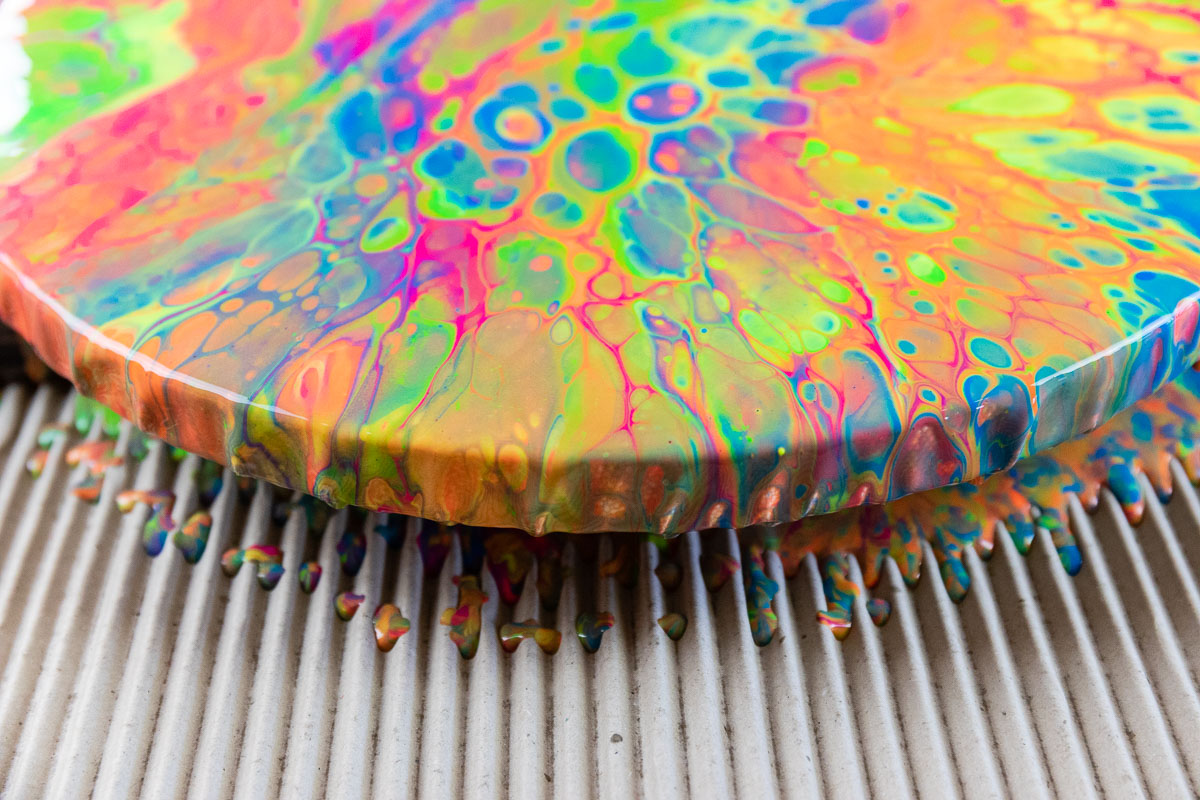 Acrylfarbe giessen - auch Acrylic Pouring genannt - ist der neue DIY Trend. Mit der neuen Fliesstechnik kannst du Acrylfarbe auf die Leinwand giessen statt malen. Ich habe Acrylgiessen ausprobiert und alle wichtigen Tipps und tricks für Anfänger zusammengestellt. So geht Pouring Schritt für Schritt erklärt.