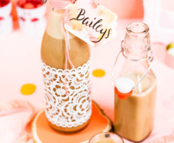 Wir lieben Baileys! Mit diesem Rezept kannst du den irischen Sahnelikör Baileys selber machen. Aus nur 7 Zutaten zauberst du den leckeren Baileys Likör und hast ein tolles Mitbringsel zur Party oder ein selbstgemachtes Geschenk aus der Küche.