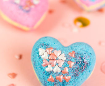 Badebomben lassen sich mit wenigen Zutaten ganz einfach selber machen. Wie das geht zeige dir in der Step bei Step DIY Anleitung für Herz Badebomben mit Glitzer und Zuckerherzen! Einfaches DIY Geschenk zum Valentinstag!