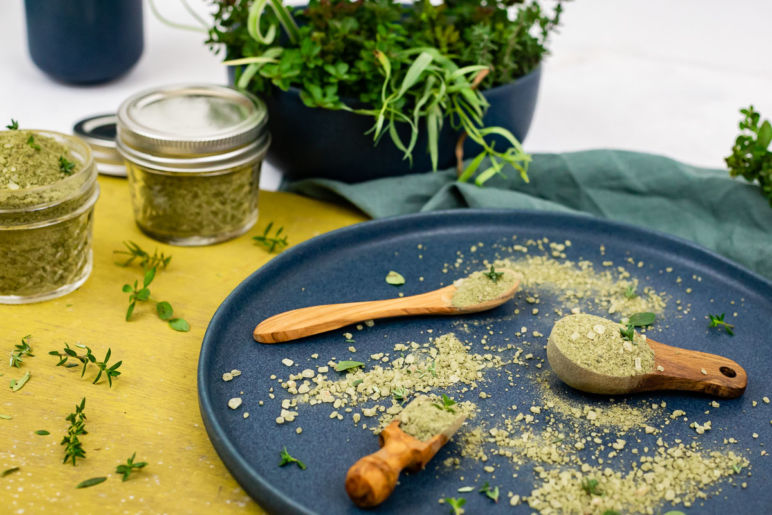 Kräutersalz, Gewürzsalz und Blütensalz - 3 Geschenkideen aus der Küche. Kräuter und Blumen aus dem heimischen Garten lassen sich im Handumdrehen in würzige Salze verwandeln. Die Salze peppen nicht nur jedes Gericht auf sondern sind auch optisch ein absoluter Hingucker. Ich zeige dir drei Rezepte, wie du Gewürzsalze selber machen kannst.