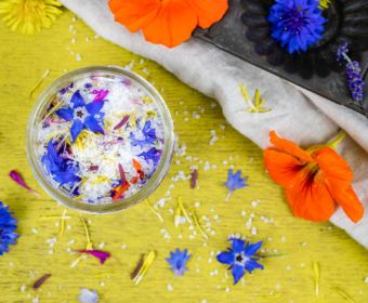 Kräutersalz, Gewürzsalz und Blütensalz - 3 Geschenkideen aus der Küche. Kräuter und Blumen aus dem heimischen Garten lassen sich im Handumdrehen in würzige Salze verwandeln. Die Salze peppen nicht nur jedes Gericht auf sondern sind auch optisch ein absoluter Hingucker. Ich zeige dir drei Rezepte, wie du Gewürzsalze selber machen kannst.