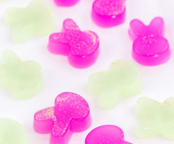 Süße Osterhasen Dusch Jelly als Geschenkidee zu Ostern. Mit diesen niedlichen Osterhasen Dusch Jellies macht die heiße Dusche gleich doppelt so viel Spaß. Wie einfach du dieses Dusch Nelly selber machen kannst, zeige ich dir im MrsBerry.de DIY Blog.