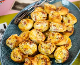 Schnelles Partyrezept - Pizzaschnecken mit Salami, Schinken und Käse. Die Pizzaschnecken sind schnell und einfach zubereitet. Die Schnecken machen sich gut auf jedem Party Buffet oder auch als Snack zwischendurch. Extra klein gerollt lassen sich die Pizzaschnecken hervorragend als Fingerfood essen. Das schnelle Party Rezept für Pizzaschnecken findest du im MrsBerry.de Blog.
