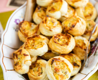 Auf die Party fertig los! Diese Blätterteigschnecken mit Lachs und Dill werten jedes Buffet auf und sind ein tolles Mitbringsel zu jeder Party. Mit einem Happs sind sie im Mund, denn extra klein und fein lassen sich die Schnecken fantastisch als Fingerfood snacken. Das schnelle Party Rezept für Blätterteigschnecken findest du im MrsBerry.de Blog.