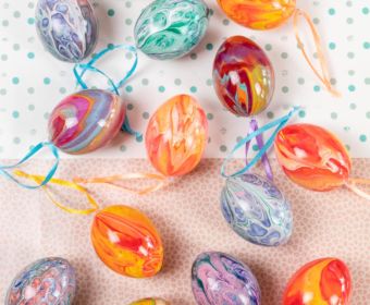 Acrylgießen - Ostereier mit Acrylic Pouring gestalten. Mit der Fließtechnik Acrylgießen kannst du wunderschöne Ostereier für deine Osterdekoration gestalten. Mit Schritt für Schritt Anleitung und Kurzvideo.