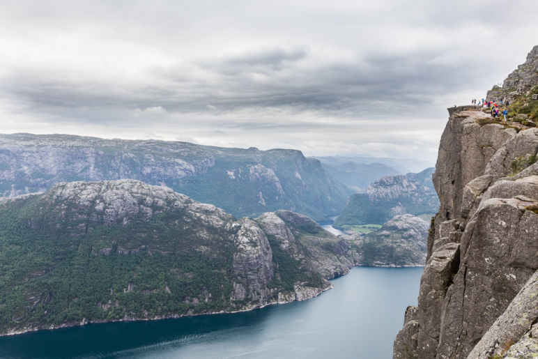Skandinavien Roadtrip: Die Region Fjord Norwegen begeistert durch spektakuläre Fjorde, imposante Berge und tosende Wasserfälle. Ich habe euch Tipps für die schönsten Norwegischen Landschaftsrouten mit Stopps und Ausflugszielen an der Küste Fjord Norwegens zwischen Stavanger und Bergen mitgebracht. | Wanderung zum Preikestolen - mit spektakulärer Aussicht auf den Lysefjord.
