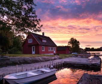 Urlaub in Norwegen - Familienurlaub im idyllischen Ferienhaus am Sørfjord: Ferienhaus in Garnes bei Bergen im stimmungsvollen Sonnenuntergang