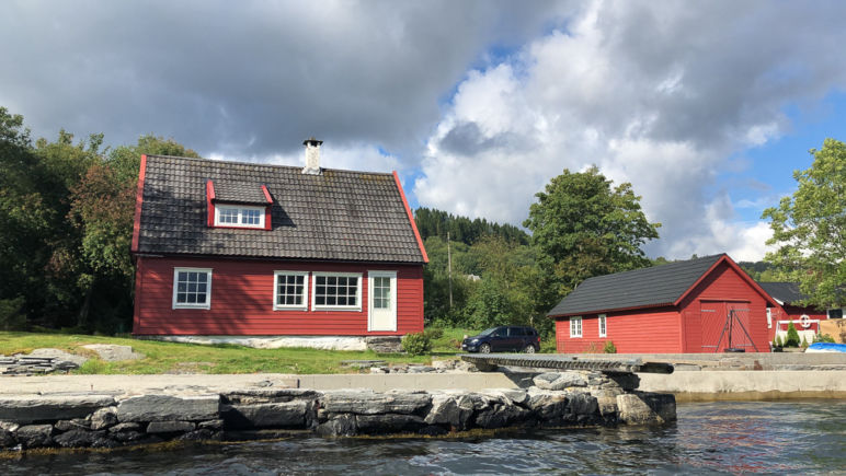 Urlaub in Norwegen - Familienurlaub im idyllischen Ferienhaus am Sørfjord: Ferienhaus in Garnes bei Bergen, mit dem Motorboot raus auf den Fjord