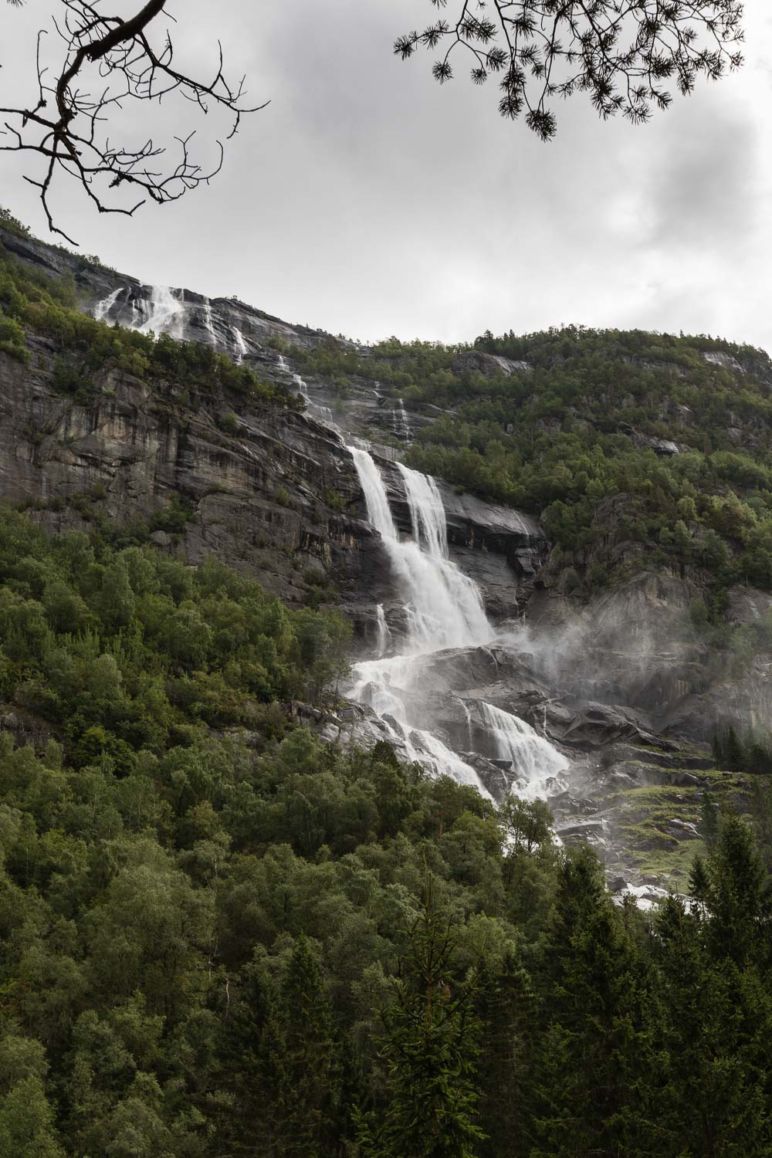 Skandinavien Roadtrip: Tipps zu unserer Rückreise von Norwegen nach Deutschland über Dänemark - Wasserfälle säumen den Weg durch Norwegen