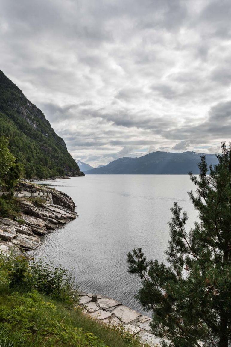 Skandinavien Roadtrip: Tipps zu unserer Rückreise von Norwegen nach Deutschland über Dänemark - Fv 7 mit Panoramablick auf den Hardangerfjord