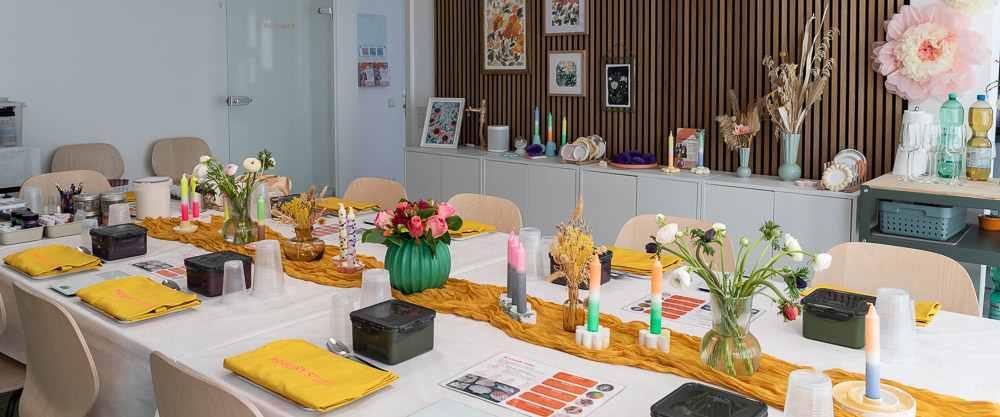 Ein liebevoll vorbereiteter Tisch zum Junggesellenabschied im MrsBerry Studio in Köln.