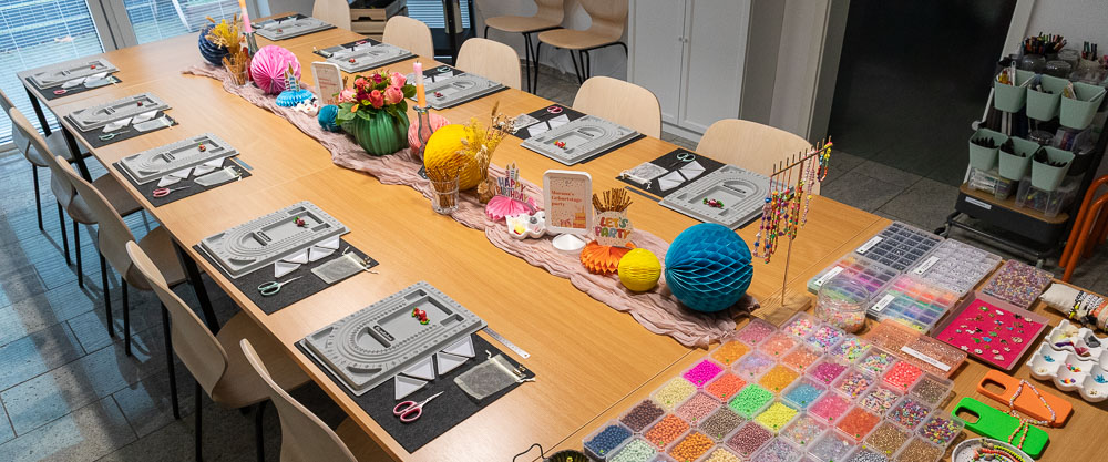 Ein liebevoll vorbereiteter Tisch zum Kindergeburtstag im MrsBerry Studio in Köln.