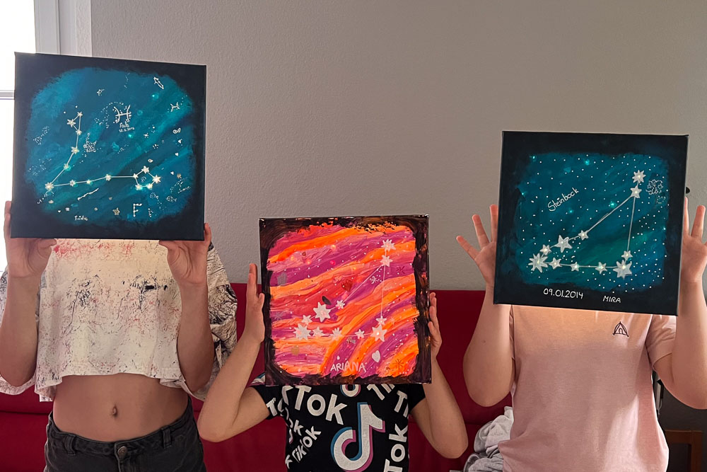 Ferienkurs Köln: Galaxie-Leinwand im MrsBerry Studio malen Ein liebevoll gestaltetes Aquarell-Eis in einem Aquarellbuch auf dem Workshop-Tisch im Ferienkurs Köln im MrsBerry Studio.