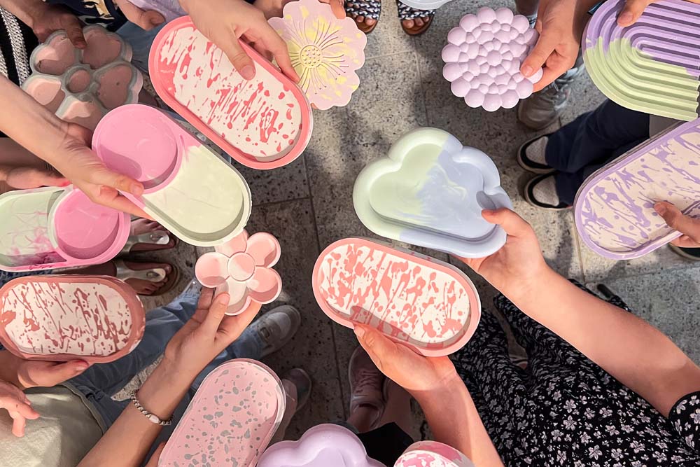 Ferienkurs Köln: Keramik-Schmuckschalen gestalten im MrsBerry Studio Kinderhände tauchen Kerzen in buntes Wachs und gestalten kreative Dip-Dye-Kerzen im Ferienkurs Köln im MrsBerry Studio.