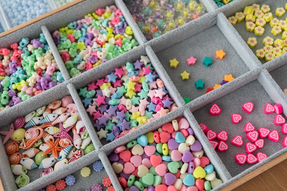 Ferienkurs Köln: Schmuck basteln im MrsBerry Studio Kinderhände tauchen Kerzen in buntes Wachs und gestalten kreative Dip-Dye-Kerzen im Ferienkurs Köln im MrsBerry Studio.