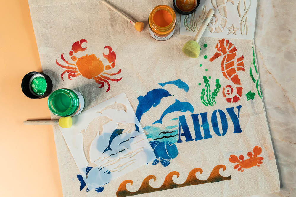 Ferienkurs Köln – Stoffbeutel bemalen im MrsBerry Studio Ein liebevoll gestaltetes Aquarell-Eis in einem Aquarellbuch auf dem Workshop-Tisch im Ferienkurs Köln im MrsBerry Studio.