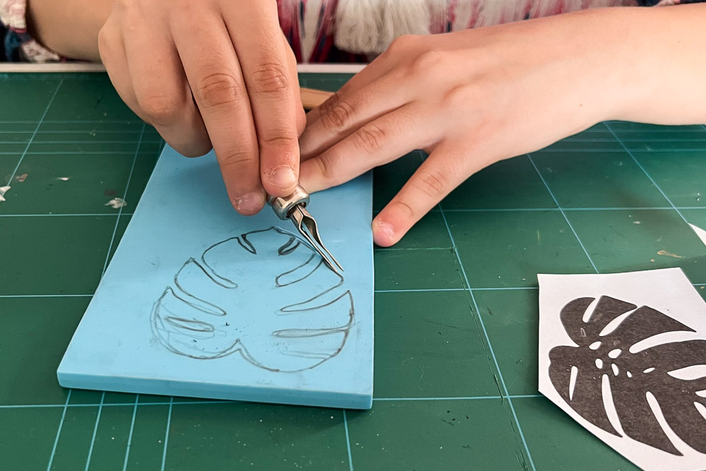 Kreativkurs Kinder Köln – Kinderhände schnitzen Stempel für Drucktechniken