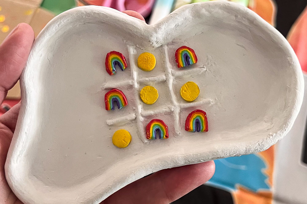 Ton modellieren im Kreativkurs Kinder Köln – Tic Tac Toe Spiel als Wolke mit Regenbogen und Sonne