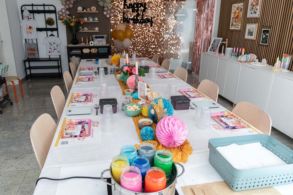 Vorbereiteter Workshoptisch mit farbigem Kerzenwachs beim Kindergeburtstag Workshop in Köln