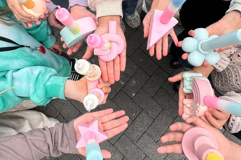 Kinder halten fertige Kerzen und Kerzenständer beim Kindergeburtstag Workshop in Köln