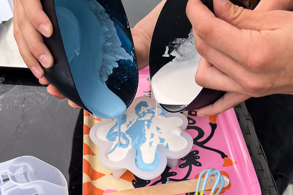 Kinder gießen Kerzenständer aus Gießpulver beim kreativen Kindergeburtstag Workshop in Köln