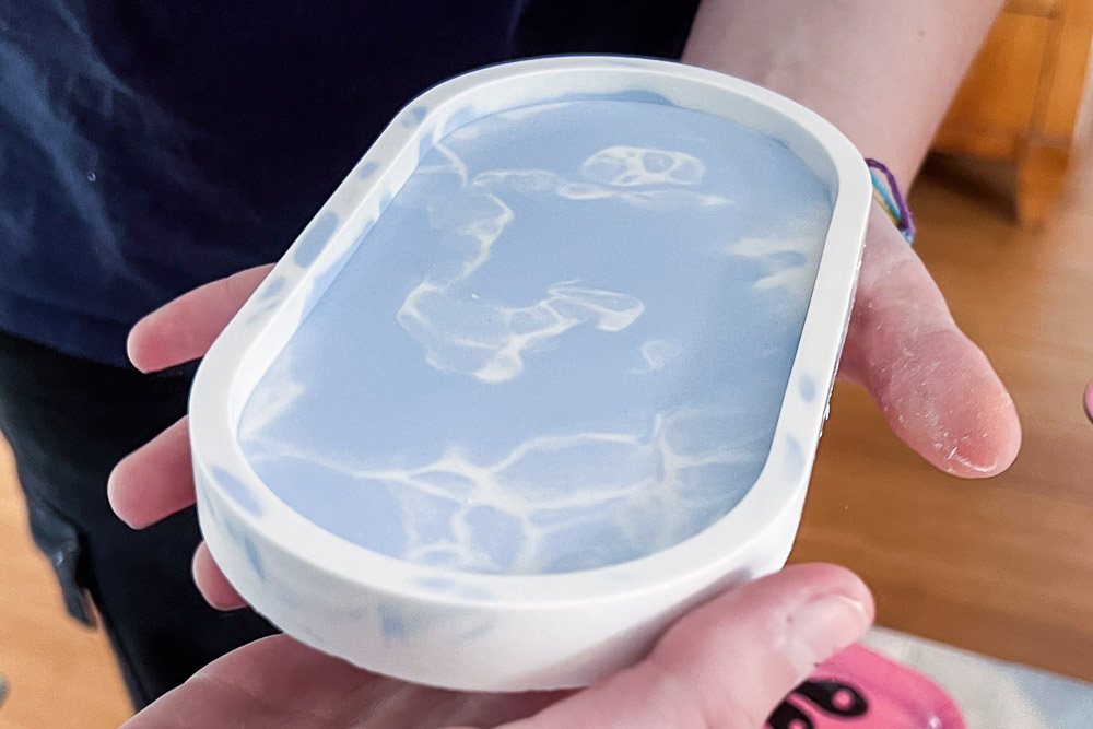 Kind hält selbst gestaltete Schmuckschale im Keramik Workshop beim Kindergeburtstag in Köln