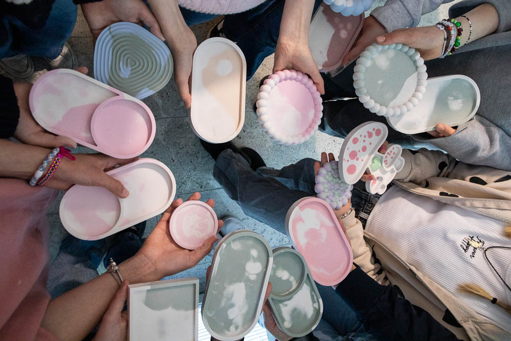 Selbst gestaltete Schmuckschalen von Kindern beim kreativen Kindergeburtstag Workshop in Köln