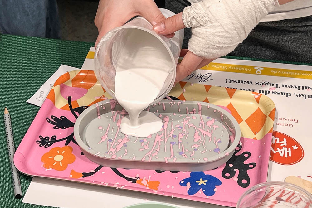 Kinder gießen Gießpulver in Silikonformen beim Keramik Schmuckschalen Workshop Kindergeburtstag in Köln