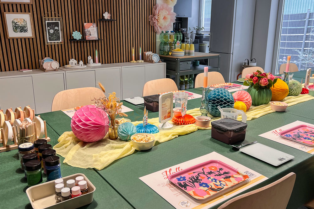 Studio Atmosphäre beim kreativen Kindergeburtstag Workshop in Köln mit vorbereitetem Arbeitsplatz