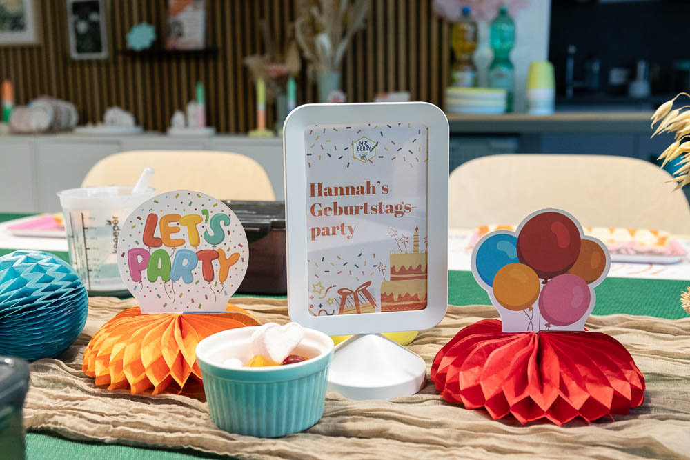 Detailaufnahme der Tischdekoration beim Keramik Schmuckschalen Kindergeburtstag im Studio in Köln